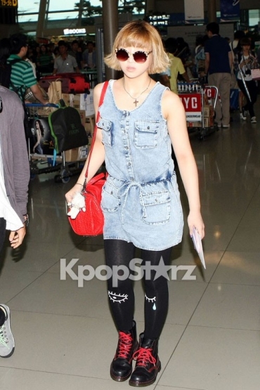 [Apparition] 2NE1 à l'aéroport d'Incheon pour aller à New York! 28065-2ne1-we-are-going-to-new-york-at-incheon-airport-on-august-15